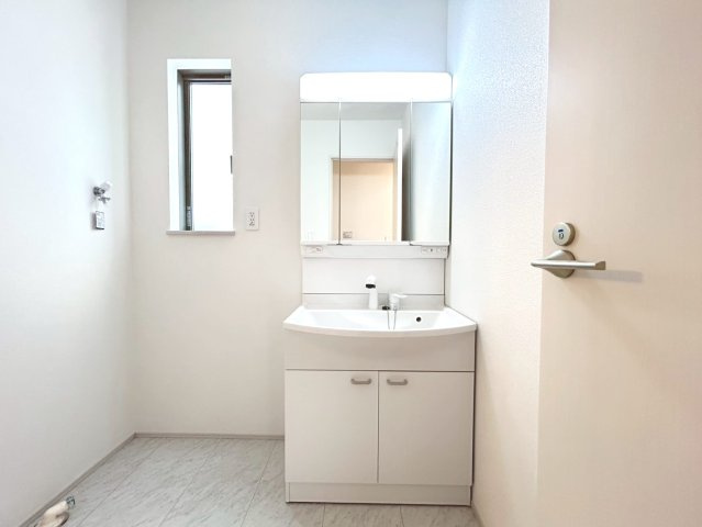 ハートフルタウン　一宮市定水寺　全2区画分譲の独立洗面台|奥行約420mmのコンパクト設計で従来品と異なり洗面ボウルの成型の精度が高い為スッキリ納まります。