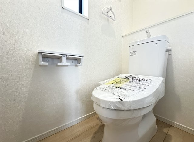 【トイレ】 | 新座市北野2丁目　新築一戸建住宅　全2棟　(志木本店) | 2階トイレ／2025年12月11日撮影　
