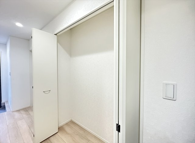 【収納】 | 新座市北野2丁目　新築一戸建住宅　全2棟　(志木本店) | 1階ホール収納／2025年12月11日撮影　