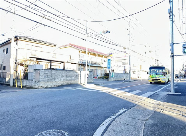 【前面道路含む現地写真】 | 新座市北野2丁目　新築一戸建住宅　全2棟　(志木本店) | 前面道路の様子／2025年12月11日撮影　