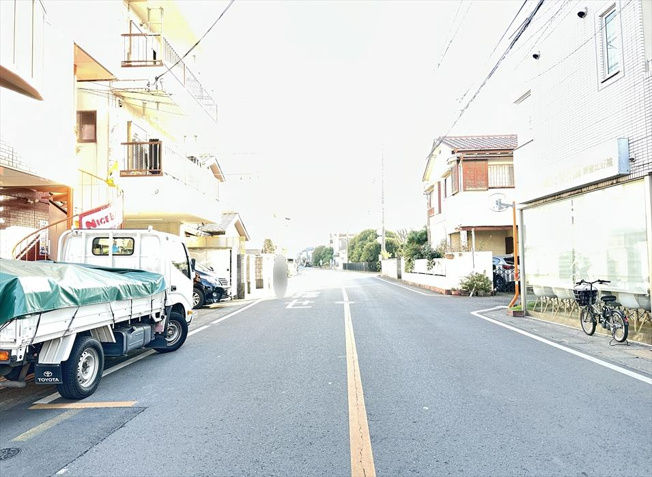 【前面道路含む現地写真】 | 新座市北野2丁目　新築一戸建住宅　全2棟　(志木本店) | 前面道路の様子／2025年12月11日撮影　