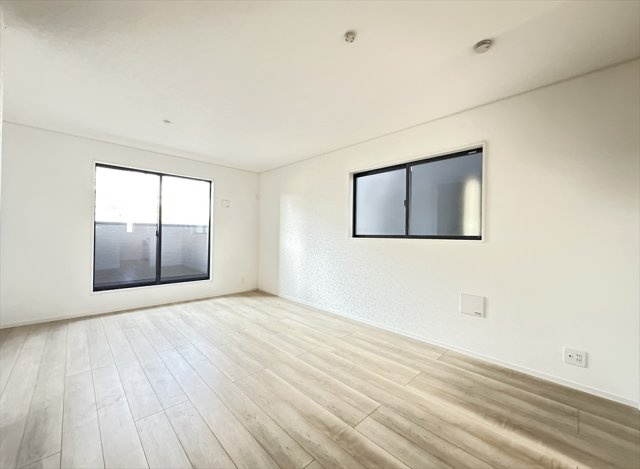 【居間・リビング】 | 新座市北野2丁目　新築一戸建住宅　全2棟　(志木本店) | リビング／2025年12月11日撮影　
充実した設備仕様で快適な暮らしをサポート！