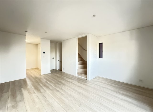 【居間・リビング】 | 新座市北野2丁目　新築一戸建住宅　全2棟　(志木本店) | リビング／2025年12月11日撮影　
玄関ドアはピッキング対策ディンプルキーを採用で安心！