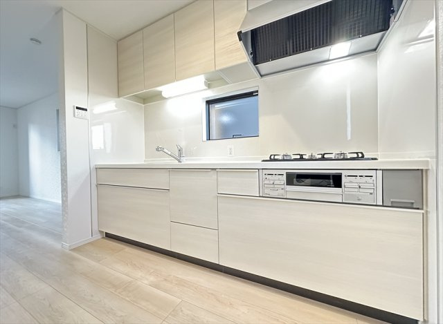 【外観】 | 新座市北野2丁目　新築一戸建住宅　全2棟　(志木本店) | 販売現地／2025年8月21日撮影　
小学校まで徒歩10分、中学校まで徒歩13分でお子様の通学にも便利です！