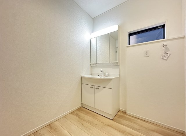 【独立洗面台】 | 新座市北野2丁目　新築一戸建住宅　全2棟　(志木本店) | 洗面脱衣所／2025年12月11日撮影　
8m道路に面しているので車の出し入れもしやすく便利です！