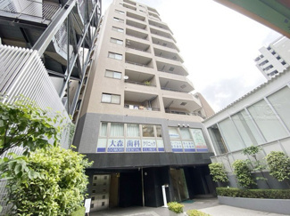 【外観】 | 手入れの行き届いた外壁やエントランスなど、「見ればわかる」レベルで清潔感を保ったマンションです。築年数を感じさせない姿で皆様をお出迎えします。～即日のご見学可能～　お問合せはお気軽にどうぞ。