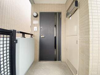 【その他共用部分】 | 皆様をお迎えする、お部屋の玄関ドア。開けやすさや開放角度、ドアノブの操作しやすさや鍵の形状などを、現地で一度ご確認ください。～即日のご見学可能～　お問合せはお気軽にどうぞ。