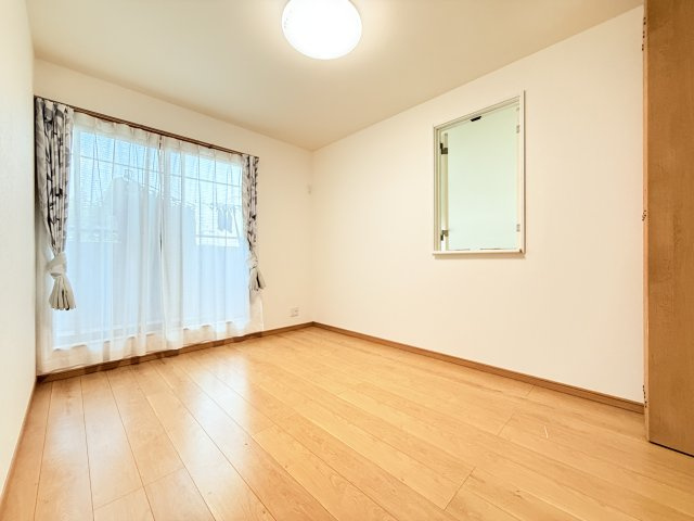 敷地160坪！つくば市安食築浅住宅の洋室