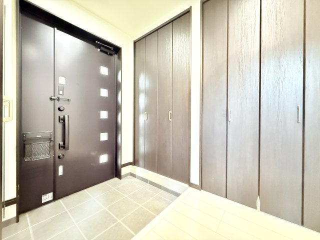 敷地160坪！つくば市安食築浅住宅の玄関