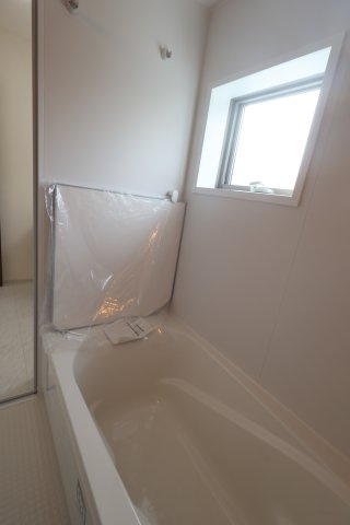 【浴室】 | 《仲介手数料無料》岩槻区日の出町1-35(1号棟)新築一戸建てリーブルガーデン | 撮影日 2025年10月20日 14:20 曇り