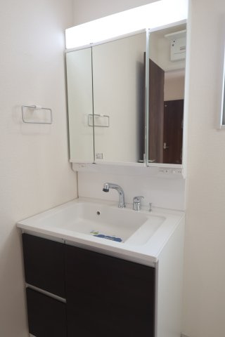 【独立洗面台】 | 《仲介手数料無料》岩槻区日の出町1-35(1号棟)新築一戸建てリーブルガーデン | 撮影日 2025年10月20日 14:20 曇り