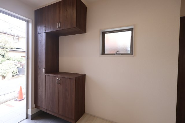 【玄関】 | 《仲介手数料無料》岩槻区日の出町1-35(1号棟)新築一戸建てリーブルガーデン | 撮影日 2025年10月20日 14:20 曇り