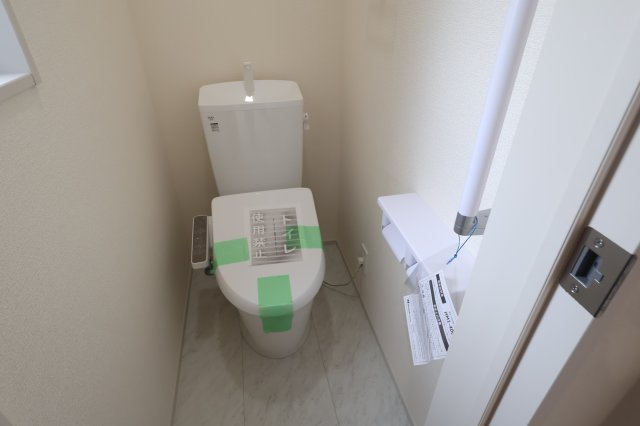 【トイレ】 | 《仲介手数料無料》岩槻区日の出町1-35(1号棟)新築一戸建てリーブルガーデン | 撮影日 2025年10月20日 14:20 曇り
