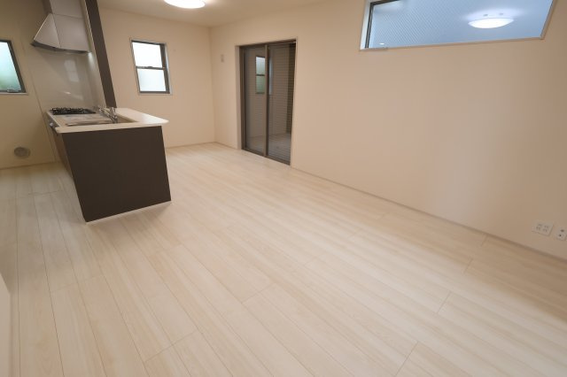 【居間・リビング】 | 《仲介手数料無料》岩槻区日の出町1-35(1号棟)新築一戸建てリーブルガーデン | 撮影日 2025年10月20日 14:20 曇り