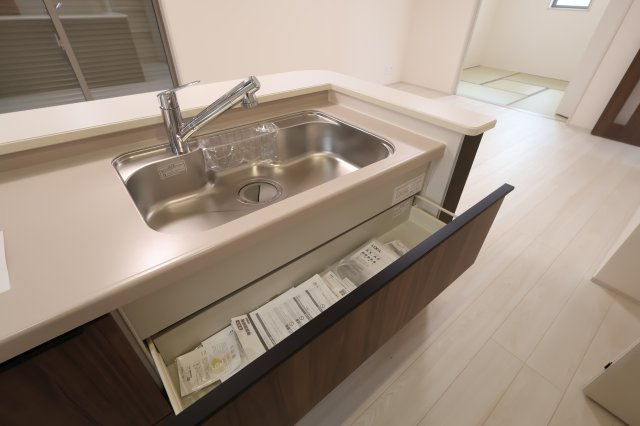 【キッチン】 | 《仲介手数料無料》岩槻区日の出町1-35(1号棟)新築一戸建てリーブルガーデン | 撮影日 2025年10月20日 14:20 曇り