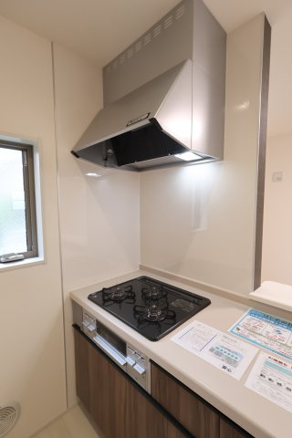 【キッチン】 | 《仲介手数料無料》岩槻区日の出町1-35(1号棟)新築一戸建てリーブルガーデン | 撮影日 2025年10月20日 14:20 曇り