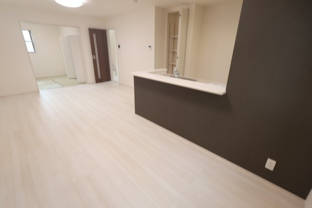 【居間・リビング】 | 《仲介手数料無料》岩槻区日の出町1-35(1号棟)新築一戸建てリーブルガーデン | 撮影日 2025年10月20日 14:20 曇り