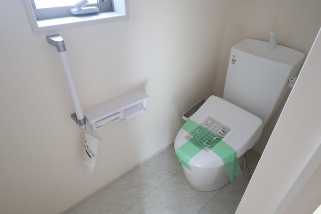 【トイレ】 | 《仲介手数料無料》岩槻区日の出町1-35(1号棟)新築一戸建てリーブルガーデン | 撮影日 2025年10月20日 14:20 曇り