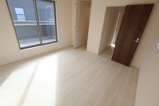 【洋室】 | 《仲介手数料無料》岩槻区日の出町1-35(1号棟)新築一戸建てリーブルガーデン | 撮影日 2025年10月20日 14:20 曇り
