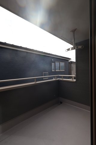 【バルコニー】 | 《仲介手数料無料》岩槻区日の出町1-35(1号棟)新築一戸建てリーブルガーデン | 撮影日 2025年10月20日 14:20 曇り