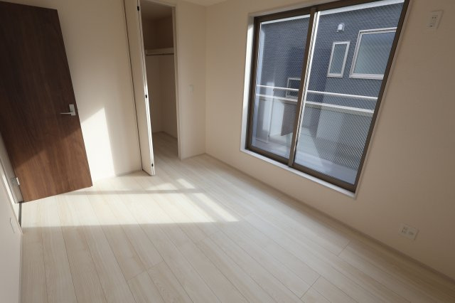 【洋室】 | 《仲介手数料無料》岩槻区日の出町1-35(1号棟)新築一戸建てリーブルガーデン | 撮影日 2025年10月20日 14:20 曇り