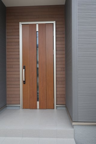 【玄関】 | 《仲介手数料無料》岩槻区日の出町1-35(1号棟)新築一戸建てリーブルガーデン | 撮影日 2025年10月20日 14:20 曇り