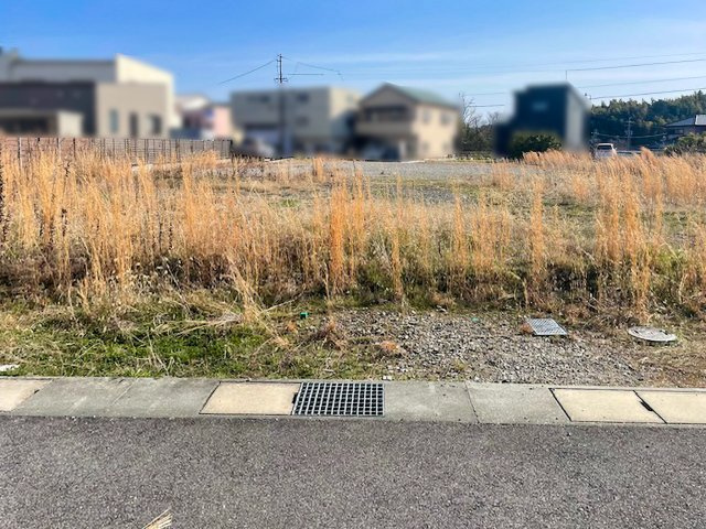 鈴鹿市自由ヶ丘4丁目《全2区画》の前面道路含む現地写真|高台に位置するため、水害などの災害リスクに配慮された立地です。また、建築条件がないため、お好きなハウスメーカーや工務店をお選びいただき、理想の住まいを建築していただけます。