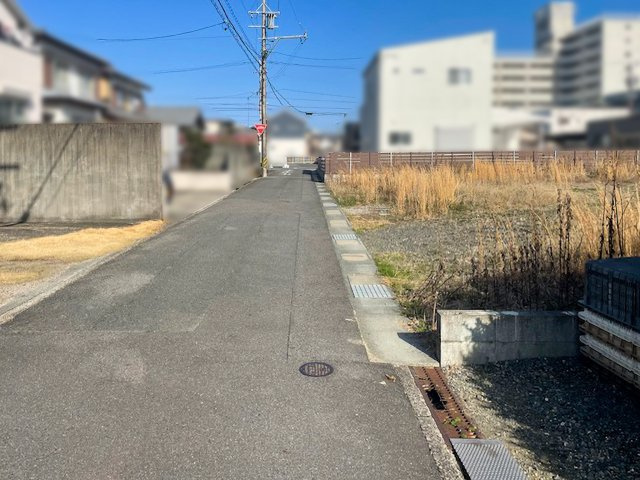 鈴鹿市自由ヶ丘4丁目《全2区画》の前面道路含む現地写真|国道1号線へのアクセスが良好で、通勤やお出かけにも便利な立地です。また、近隣には商業施設があり、日々のお買い物にも便利な住環境です。