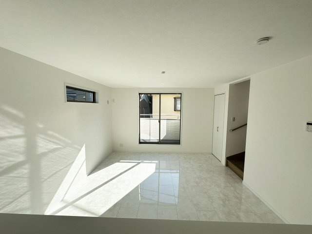 【居間・リビング】 | 三芳町藤久保　新築一戸建住宅　全1棟　(ふじみ野店) | 大理石調の高級感あふれるフローリングを採用した明るいリビングです。