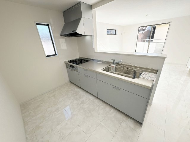 【キッチン】 | 三芳町藤久保　新築一戸建住宅　全1棟　(ふじみ野店) | ご家族の様子を見守りながら作業ができる対面式キッチンを採用。