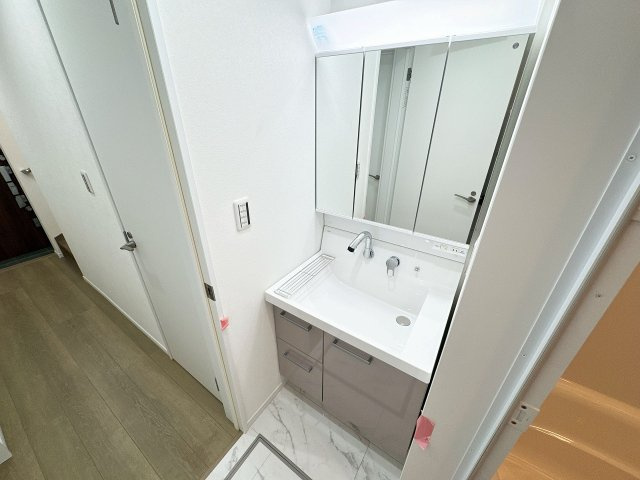 【独立洗面台】 | 三芳町藤久保　新築一戸建住宅　全1棟　(ふじみ野店) | 身支度に便利な3面鏡のシャワードレッサーです。