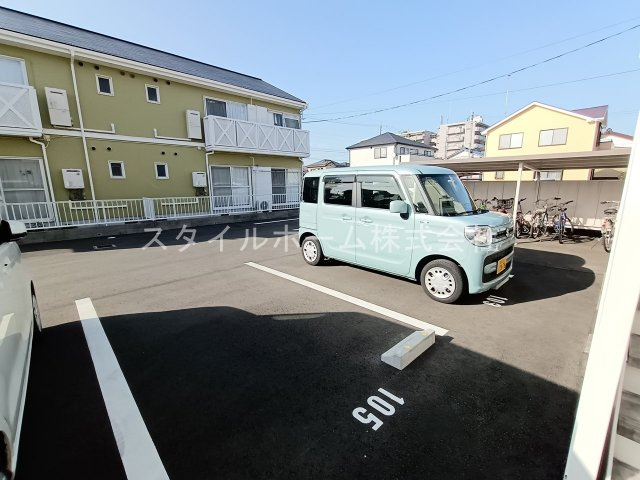 フレグランス一本木Bの駐車場