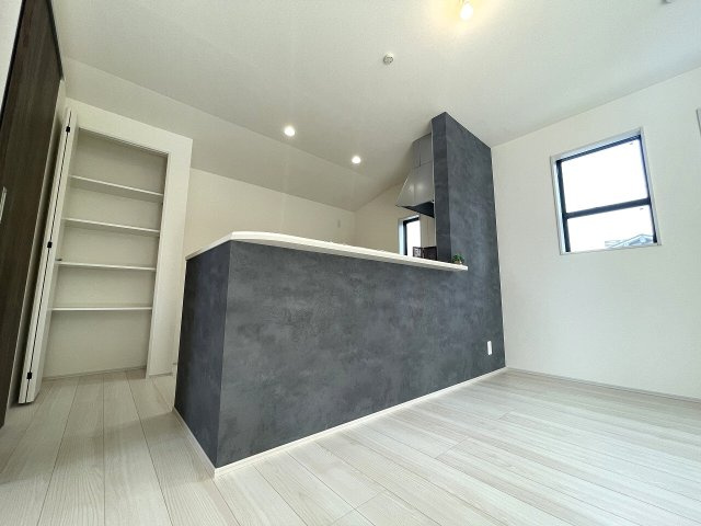 【キッチン】 | 練馬区貫井4丁目　新築一戸建住宅（成増店） | 日用品のストックまでたっぷり収納できる可動棚収納タイプのパントリー

