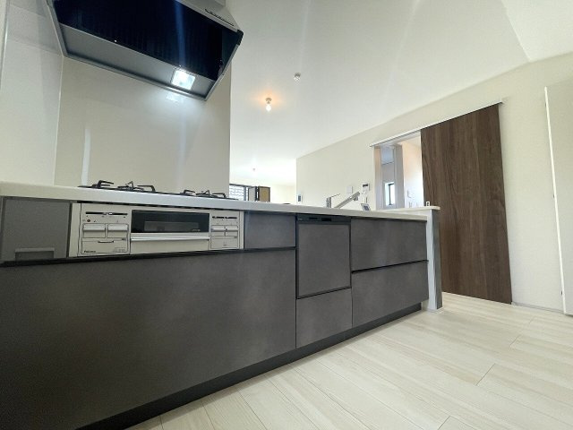 【キッチン】 | 練馬区貫井4丁目　新築一戸建住宅（成増店） | 人気の対面式キッチン採用。リビングのお子様の様子を確認しやすいので安心。
