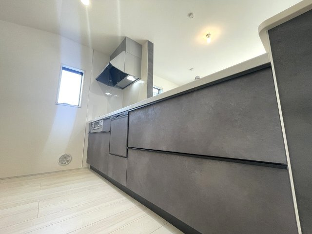 【キッチン】 | 練馬区貫井4丁目　新築一戸建住宅（成増店） | 食器洗乾燥機標準装備。食後の片づけがはかどり、夫婦の時間を作ってくれます。
