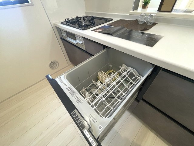 【キッチン】 | 練馬区貫井4丁目　新築一戸建住宅（成増店） | 食器洗乾燥機標準装備。食後の片づけがはかどり、夫婦の時間を作ってくれます。
