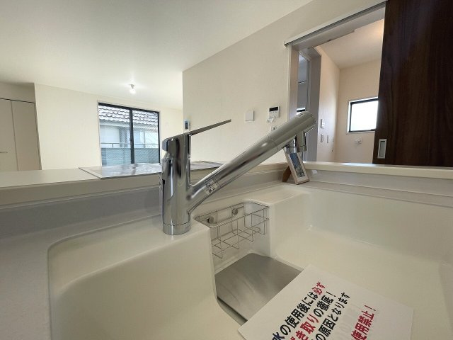 【キッチン】 | 練馬区貫井4丁目　新築一戸建住宅（成増店） | 浄水器内蔵（カートリッジ式）水栓採用。
