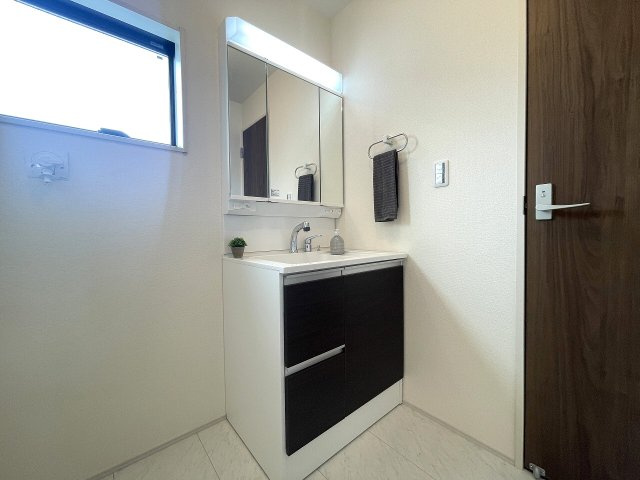 【独立洗面台】 | 練馬区貫井4丁目　新築一戸建住宅（成増店） | 収納力のある三面鏡付洗面化粧台採用。