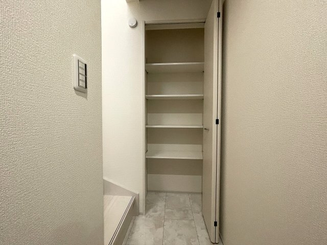 【収納】 | 練馬区貫井4丁目　新築一戸建住宅（成増店） | 1階ホール部分には可動棚タイプの収納を採用。