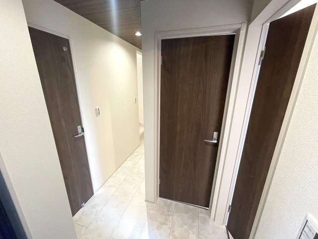 【玄関】 | 練馬区貫井4丁目　新築一戸建住宅（成増店） | 大理石調フローリングと建具の色合いがモダンな雰囲気を醸し出します