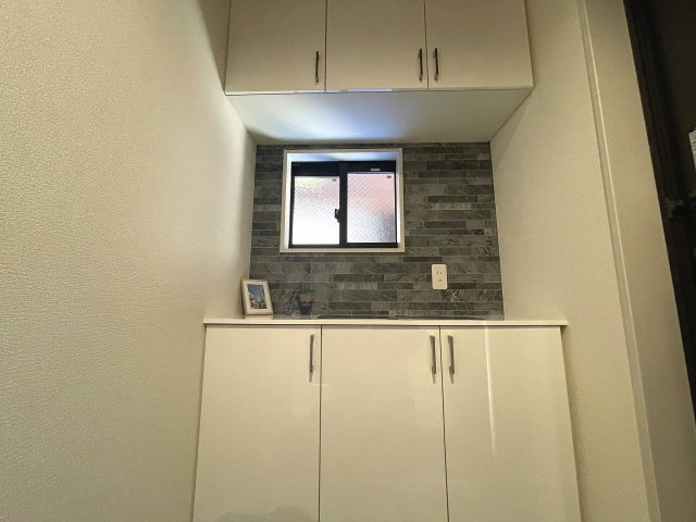 【玄関】 | 練馬区貫井4丁目　新築一戸建住宅（成増店） | 季節の飾り付け等ディスプレイが出来、すぐ持ち出したい物の置場にも重宝する天板カウンター付シューズボックス採用☆