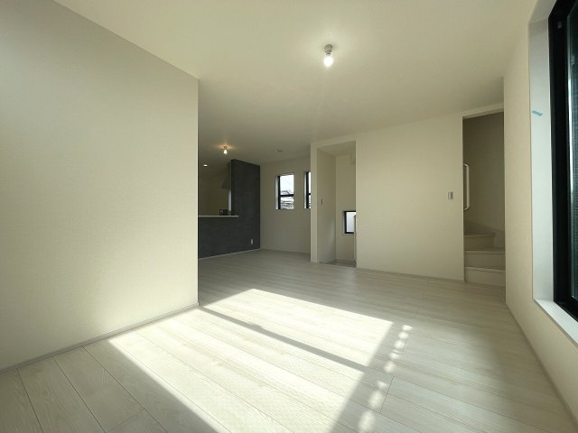 【居間・リビング】 | 練馬区貫井4丁目　新築一戸建住宅（成増店） | プライバシー面が守られやすく、しっかりと採光がとれ、明るい日差しが差し込む2階リビング。
