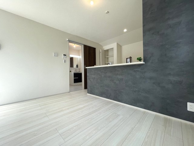 【居間・リビング】 | 練馬区貫井4丁目　新築一戸建住宅（成増店） | 黒っぽいアクセントクロスが床とのコンストラクトを演出します