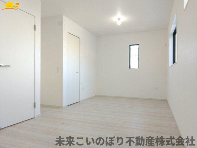 【子供部屋】 | LIGARE久喜市本町10期2号棟 | 二面採光のお部屋で日当たり通風良好です！
収納も大きく過ごしやすいです。お子さんのお部屋にいかがでしょうか