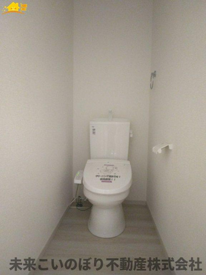 【トイレ】 | LIGARE久喜市本町10期2号棟 | シンプルな機能を搭載したトイレ。家族みんなが使う場所だからこそ清潔にこだわりたいですね。