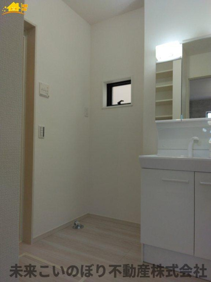 【脱衣所】 | LIGARE久喜市本町10期2号棟 | 洗面脱衣室には窓があり空気の入れ替えが出来カビの防止対策できますよ。