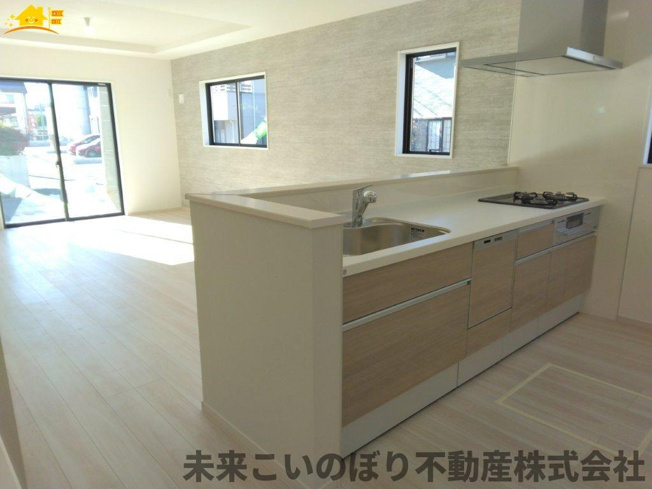 【キッチン】 | LIGARE久喜市本町10期2号棟 | 対面キッチンならつくりたてのお料理をすぐに食卓へ♪配膳しながら調理ができるので調理スペースを広く使用でき、作業効率も上がります♪