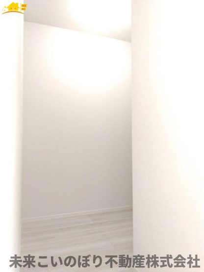 【収納】 | LIGARE久喜市本町10期2号棟 | たくさん収納可能なウォークインクローゼットがあるので、収納家具を置かずにお部屋がスッキリ！