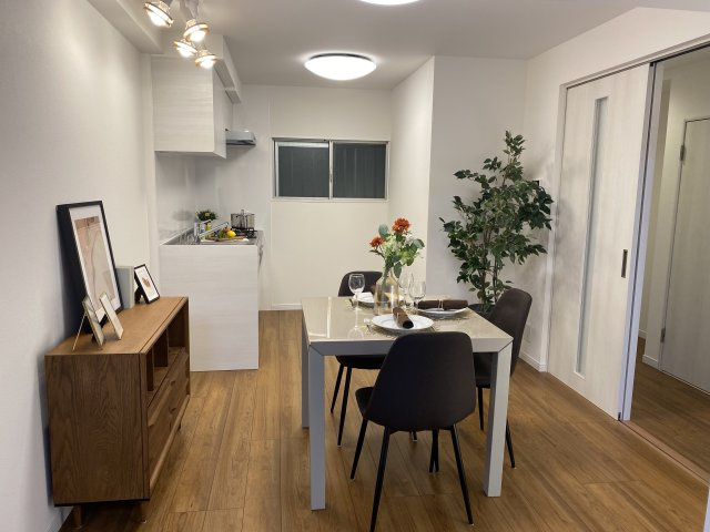 レックス四谷の居間・リビング|ダイニングキッチン（リフォーム後、入居前に撮影した写真です）