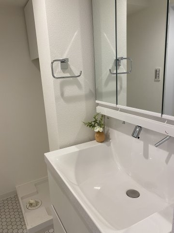 レックス四谷の独立洗面台|洗面台（リフォーム後、入居前に撮影した写真です）